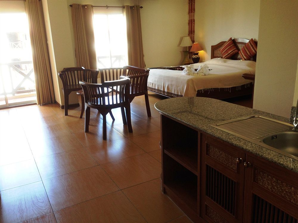 Phuphaya Resort Патая Екстериор снимка