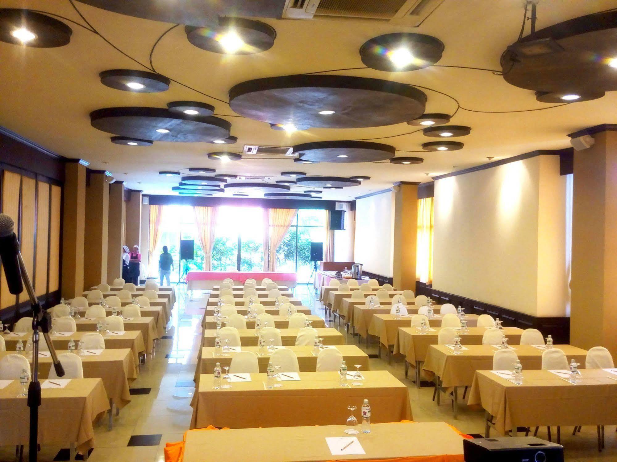Phuphaya Resort Патая Екстериор снимка